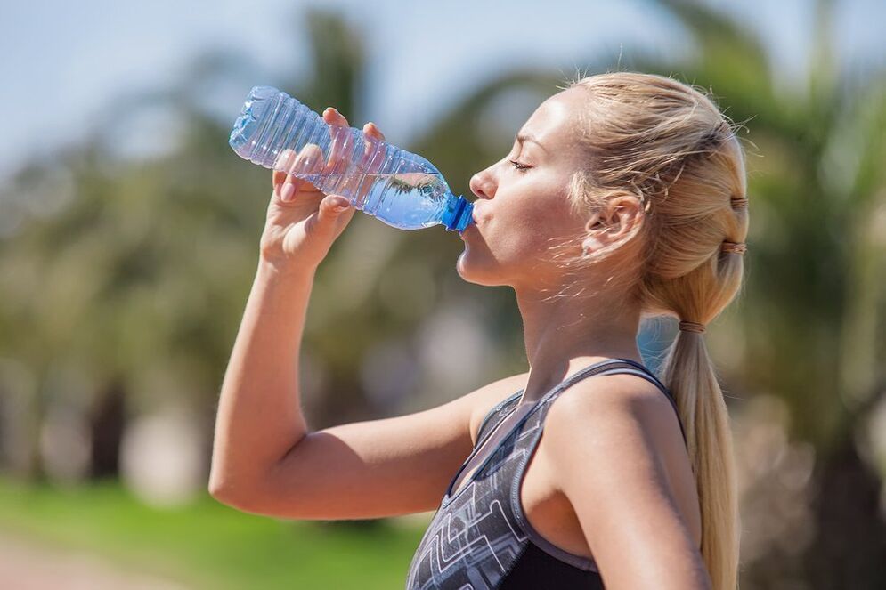 ดื่มน้ำให้เพียงพอต่อสู้กับโรคอ้วน